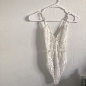 WHITE LACE BODYSUIT